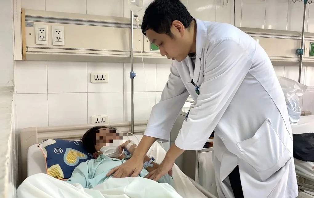 Đùa nghịch dùng vòi hơi xịt vào hậu môn, nam thanh niên vỡ đại tràng - 1