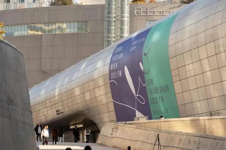 A photo of 2025 F/W Seoul Fashion Week's venue Dongdaemun Design Plaza (DDP), Jung District, Seoul / Courtesy of SFW