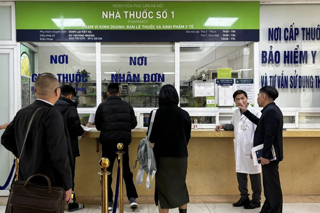 Người dân ồ ạt mua thuốc Tamiflu, dược sĩ nói không nên tích trữ - 3 Người dân ồ ạt mua thuốc Tamiflu, dược sĩ nói không nên tích trữ - 3