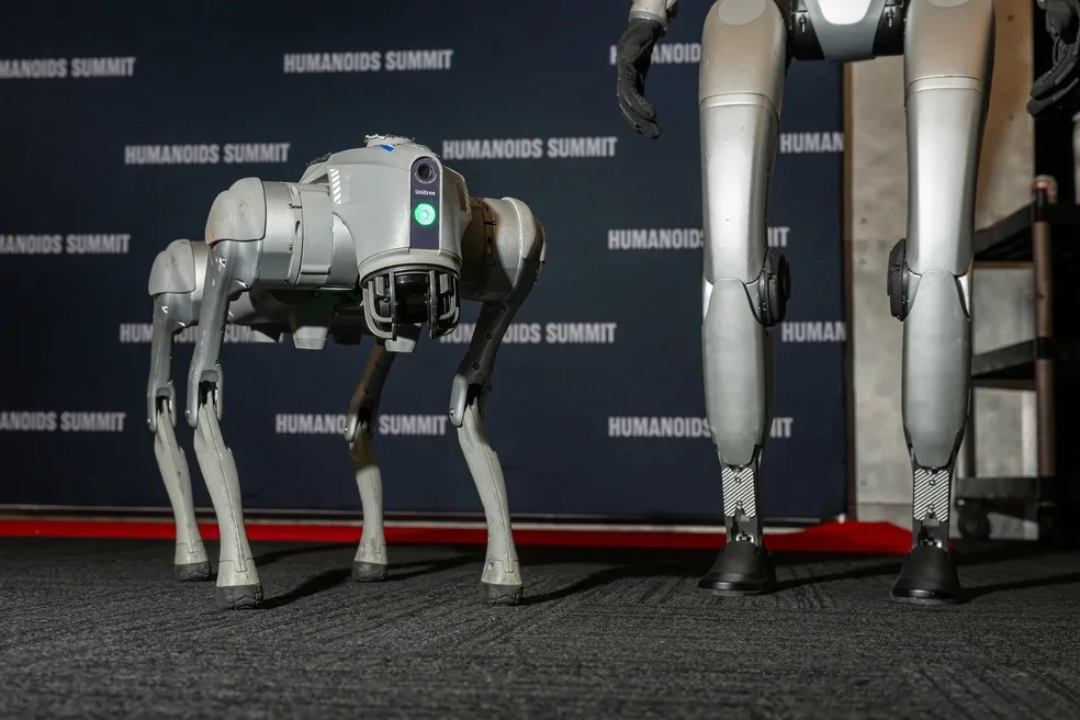 O cão-robô Go2 e o humanoide G1 da Unitree Robotics durante a Humanoids Summit em Mountain View, Califórnia — Foto: Bloomberg