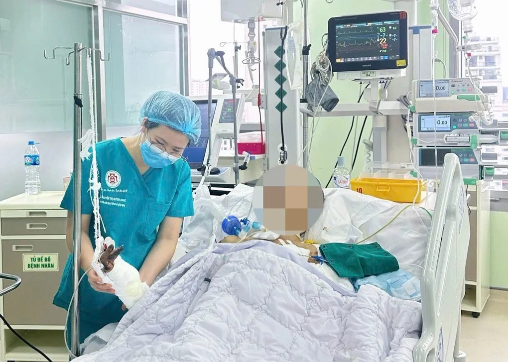 Người đàn ông phải cắt cụt chi vì bình khí phát nổ khi đang bơm bóng bay - 1