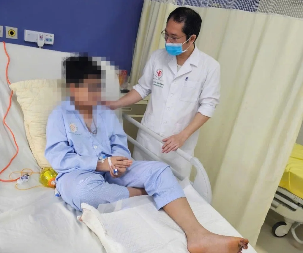 Bé trai ở Hà Nội bị kẹp chân vào thang cuốn - 2 Bé trai ở Hà Nội bị kẹp chân vào thang cuốn - 2