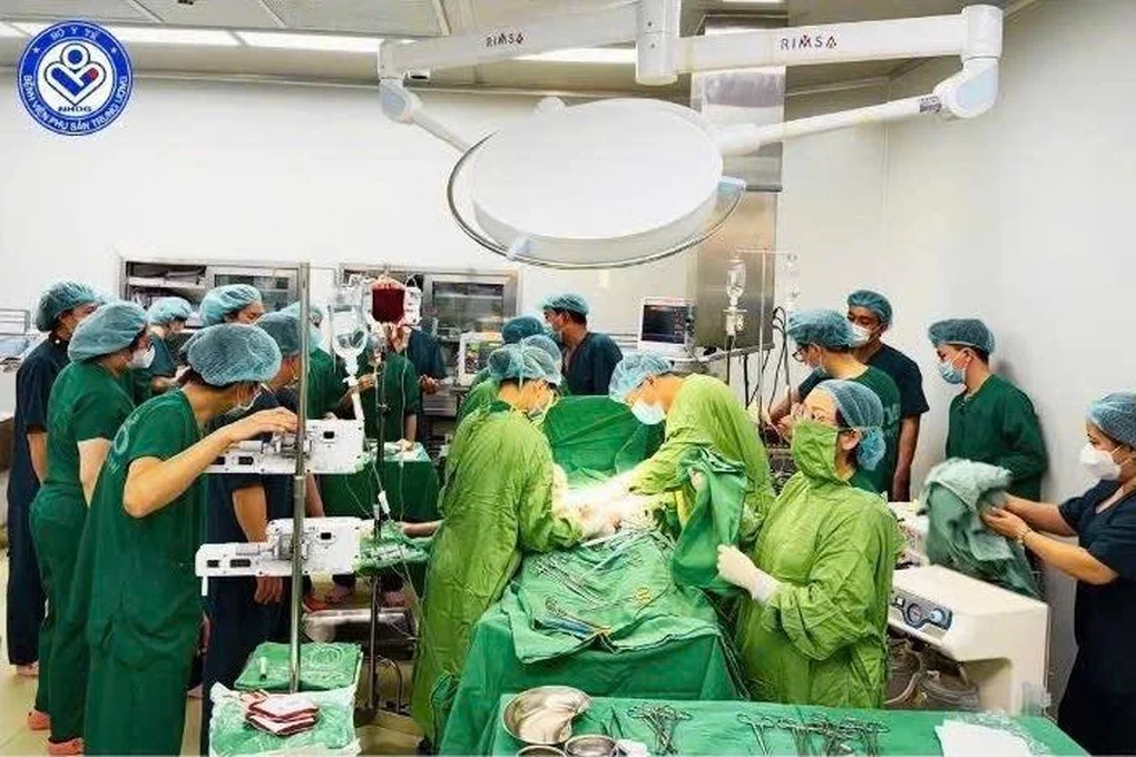 Nhiều ca bệnh tưởng không còn cơ hội, được cứu sống cả mẹ và con - 2 Nhiều ca bệnh tưởng không còn cơ hội, được cứu sống cả mẹ và con - 2
