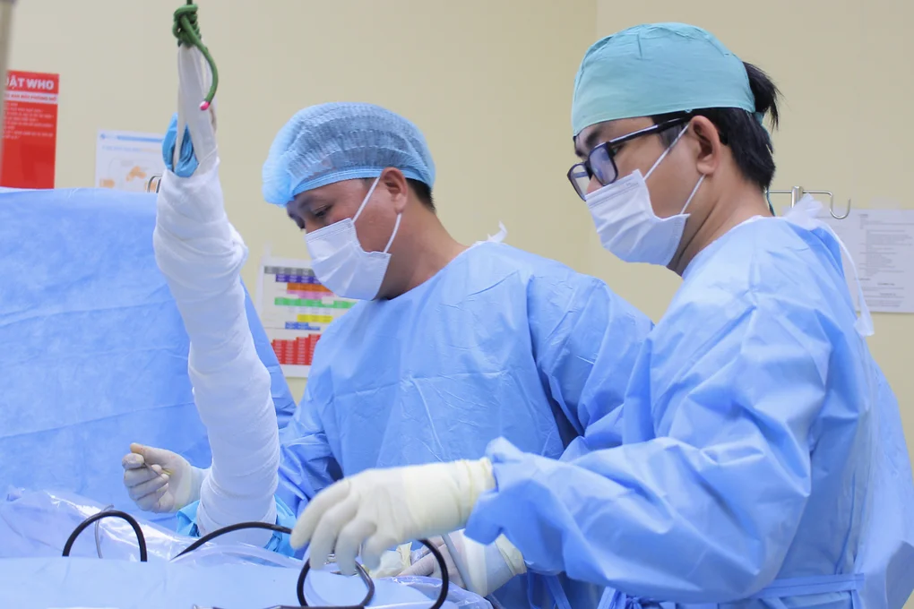 Cấp cứu người lớn, trẻ nhỏ chấn thương nghiêm trọng vì... ngã ghế - 2 Cấp cứu người lớn, trẻ nhỏ chấn thương nghiêm trọng vì... ngã ghế - 2