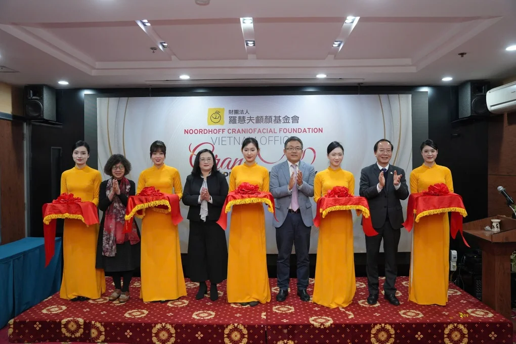 5 ca mổ tìm hình hài và ước mơ làm bác sĩ của cô bé đa dị tật - 4 5 ca mổ tìm hình hài và ước mơ làm bác sĩ của cô bé đa dị tật - 4