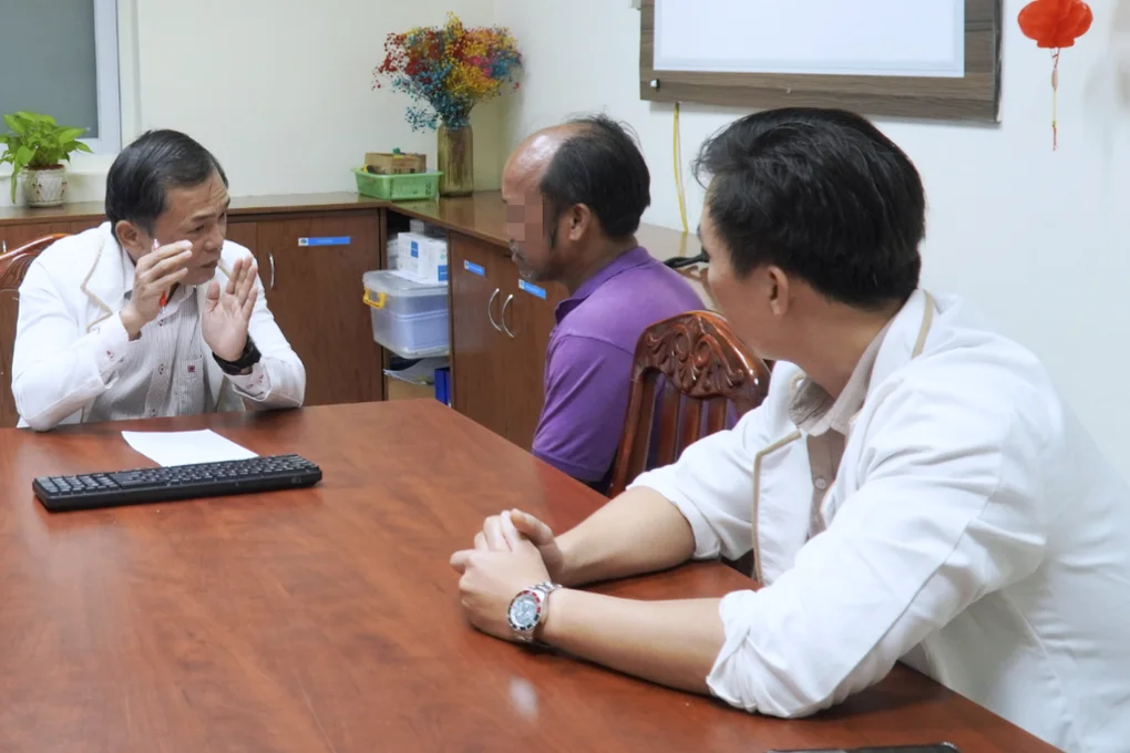 Trượt chân té, nam công nhân bị thanh sắt đâm xuyên mông đến lưng - 2 Trượt chân té, nam công nhân bị thanh sắt đâm xuyên mông đến lưng - 2