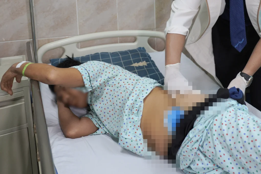 Trượt chân té, nam công nhân bị thanh sắt đâm xuyên mông đến lưng - 3 Trượt chân té, nam công nhân bị thanh sắt đâm xuyên mông đến lưng - 3