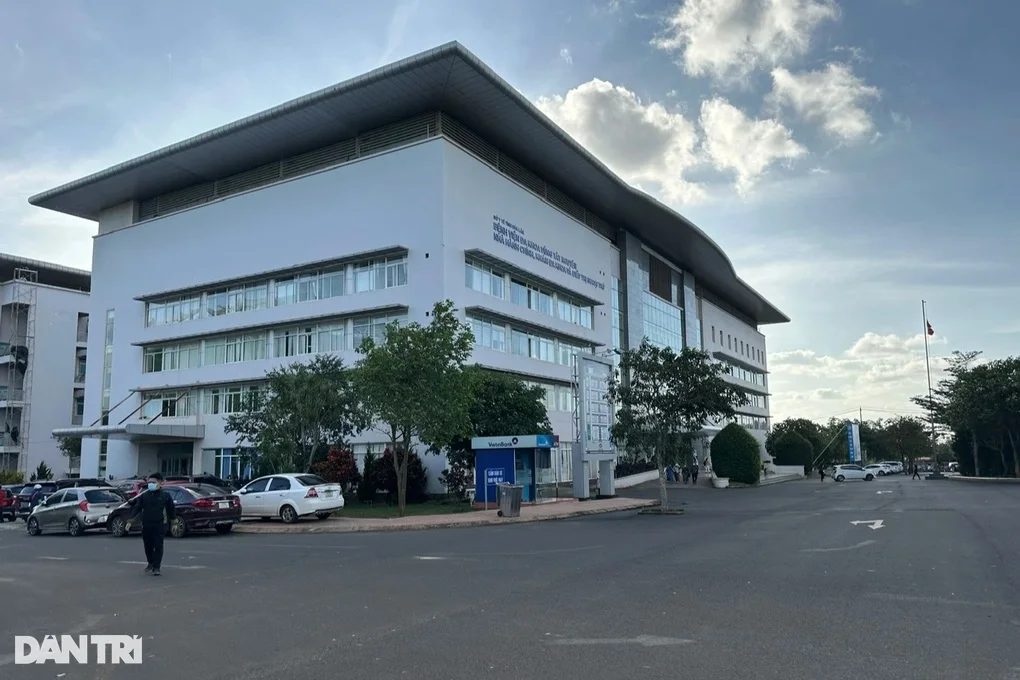Cò cơm lộng hành gây nhốn nháo trước cổng bệnh viện lớn nhất Tây Nguyên - 2 Cò cơm lộng hành gây nhốn nháo trước cổng bệnh viện lớn nhất Tây Nguyên - 2