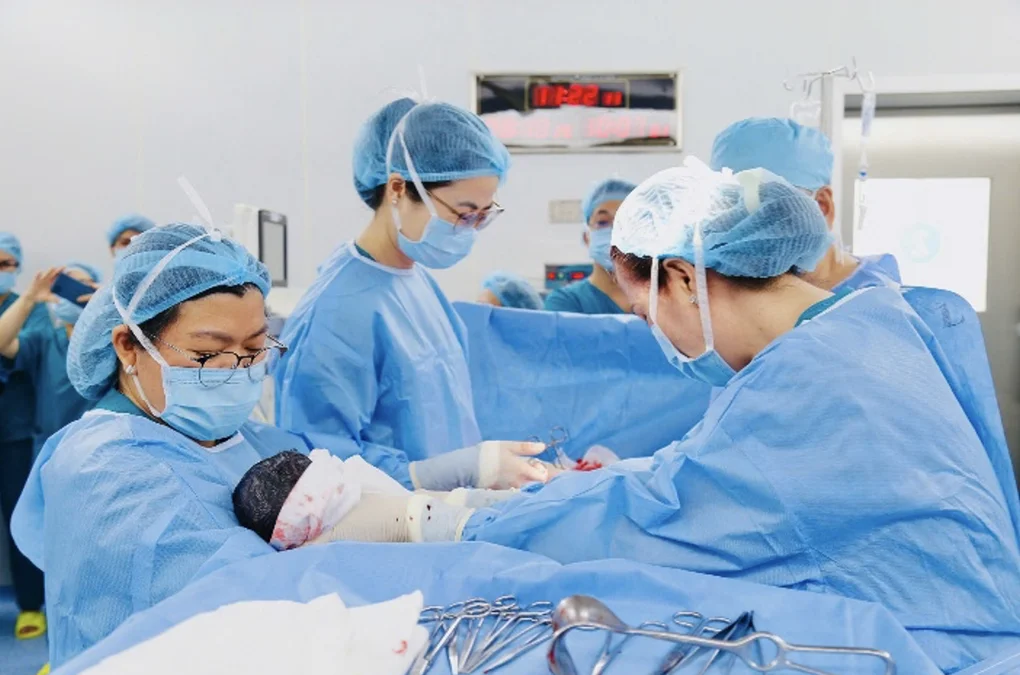 Ekip 16 người căng não cứu núm ruột cho vợ chồng bác sĩ đã 2 lần mất con - 2 Ekip 16 người căng não cứu núm ruột cho vợ chồng bác sĩ đã 2 lần mất con - 2