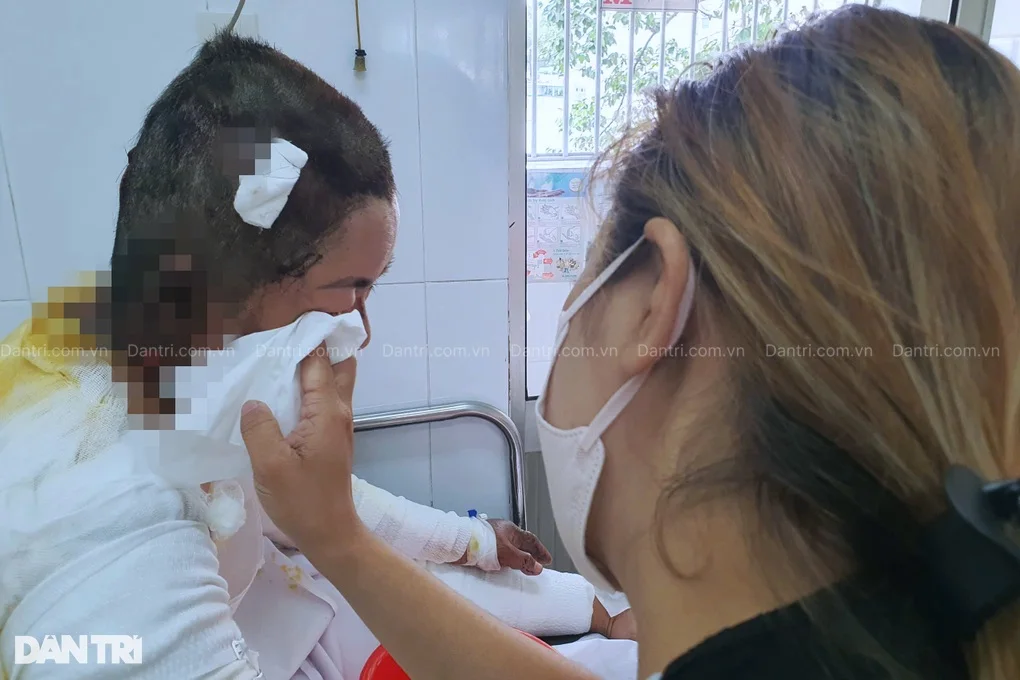 Thông tin mới nhất vụ người mẹ bị con trai tạt xăng đốt thương tâm - 2 Thông tin mới nhất vụ người mẹ bị con trai tạt xăng đốt thương tâm - 2