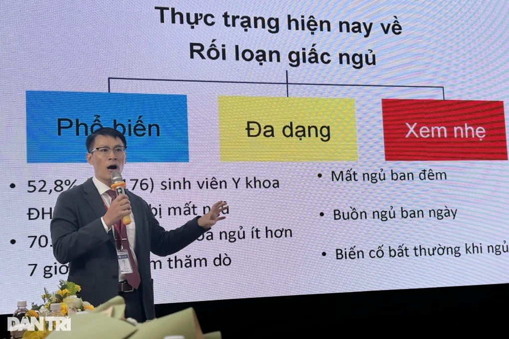 Đang ngủ say bỗng đá vợ rơi xuống giường: Dấu hiệu cảnh báo bệnh? - 1