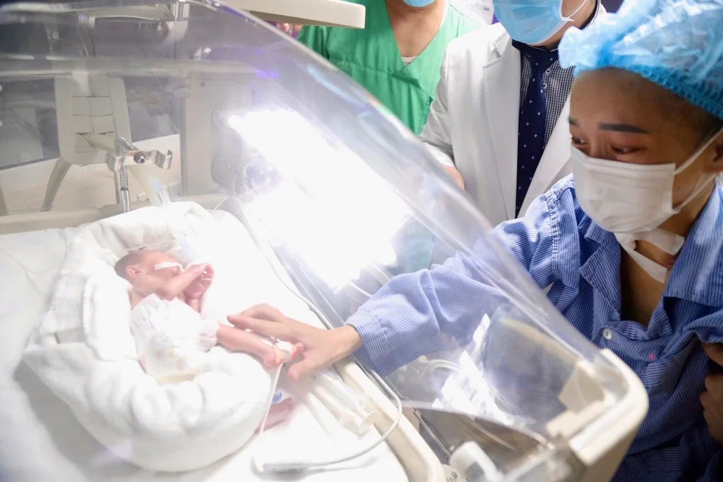 Người mẹ ung thư rơi nước mắt, lần đầu gặp núm ruột sau 21 ngày xa cách - 2 Người mẹ ung thư rơi nước mắt, lần đầu gặp núm ruột sau 21 ngày xa cách - 2