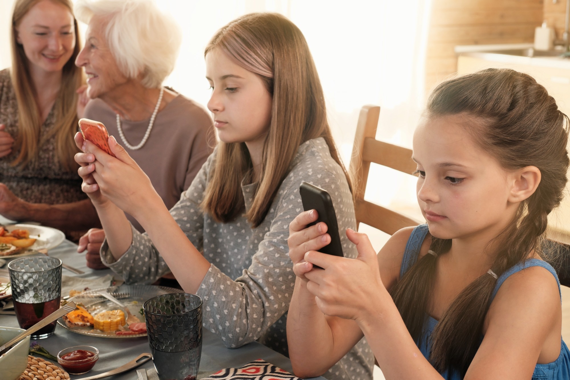 Putting away phones during meals cuts junk food intake among teens