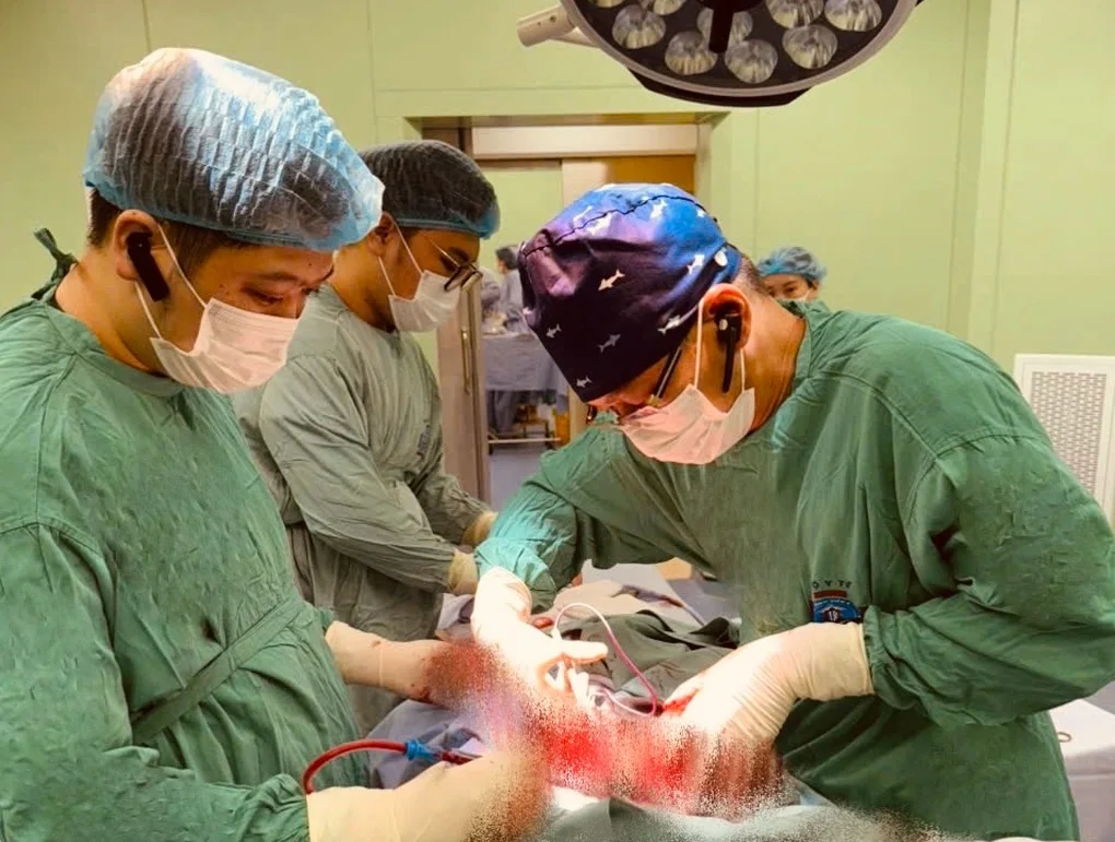 Người phụ nữ đeo khối u vú khổng lồ, nặng đến 3kg suốt 3 năm - 2 Người phụ nữ đeo khối u vú khổng lồ, nặng đến 3kg suốt 3 năm - 2