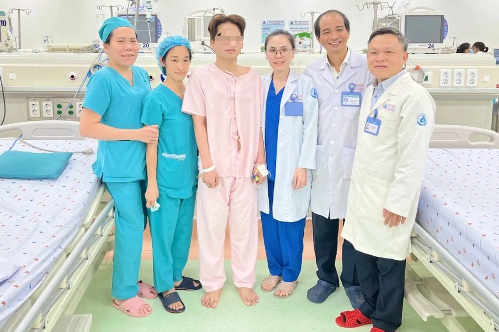 Bé gái đen kịt khi vào viện, cha mẹ cũng bỏng nặng trong vụ cháy ở TPHCM - 2 Bé gái đen kịt khi vào viện, cha mẹ cũng bỏng nặng trong vụ cháy ở TPHCM - 2