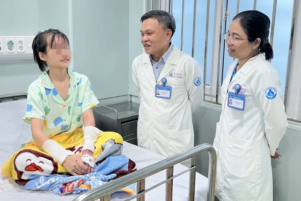 Bé gái đen kịt khi vào viện, cha mẹ cũng bỏng nặng trong vụ cháy ở TPHCM - 3 Bé gái đen kịt khi vào viện, cha mẹ cũng bỏng nặng trong vụ cháy ở TPHCM - 3