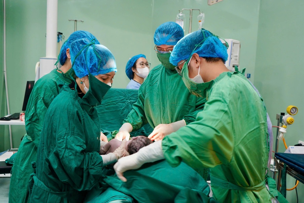 Người mẹ 51 tuổi đón con đầu lòng sau 26 năm chờ đợi