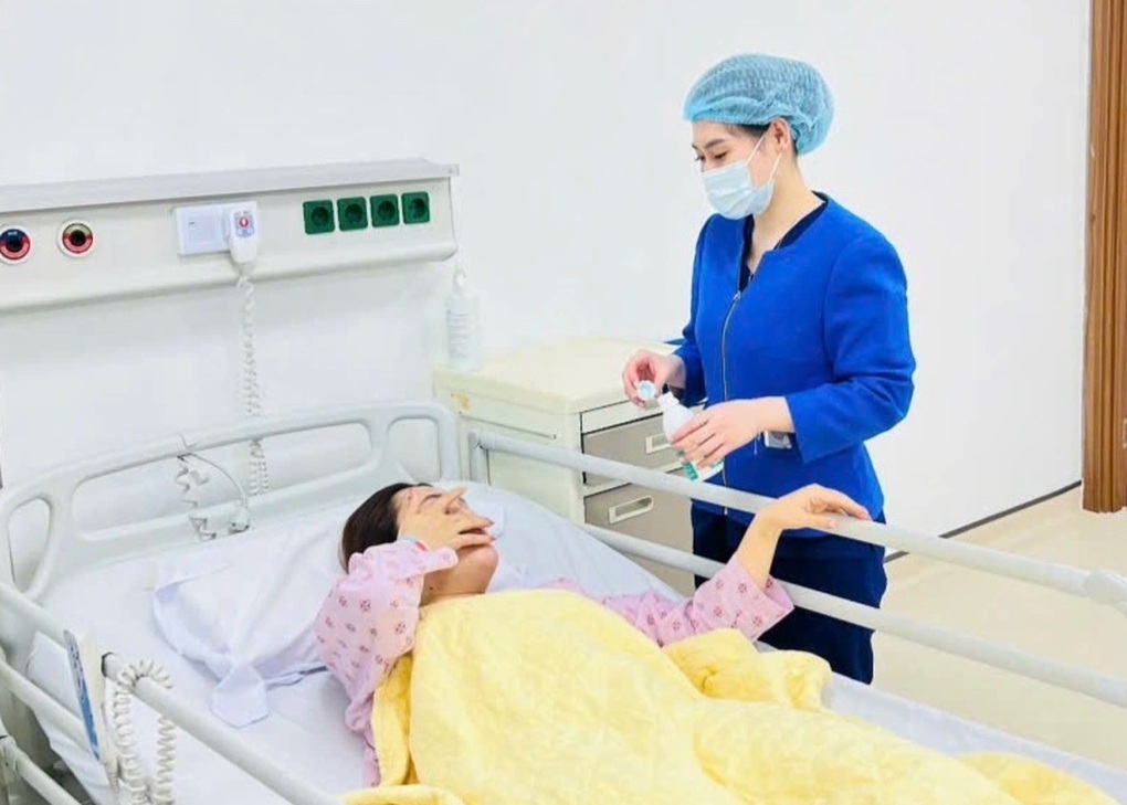 Đi chụp ảnh ở bãi đá sông Hồng, cô gái ngã vỡ gan