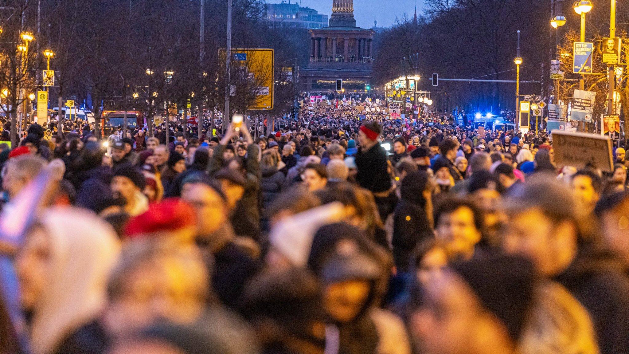 Students block Radio Television of Serbia