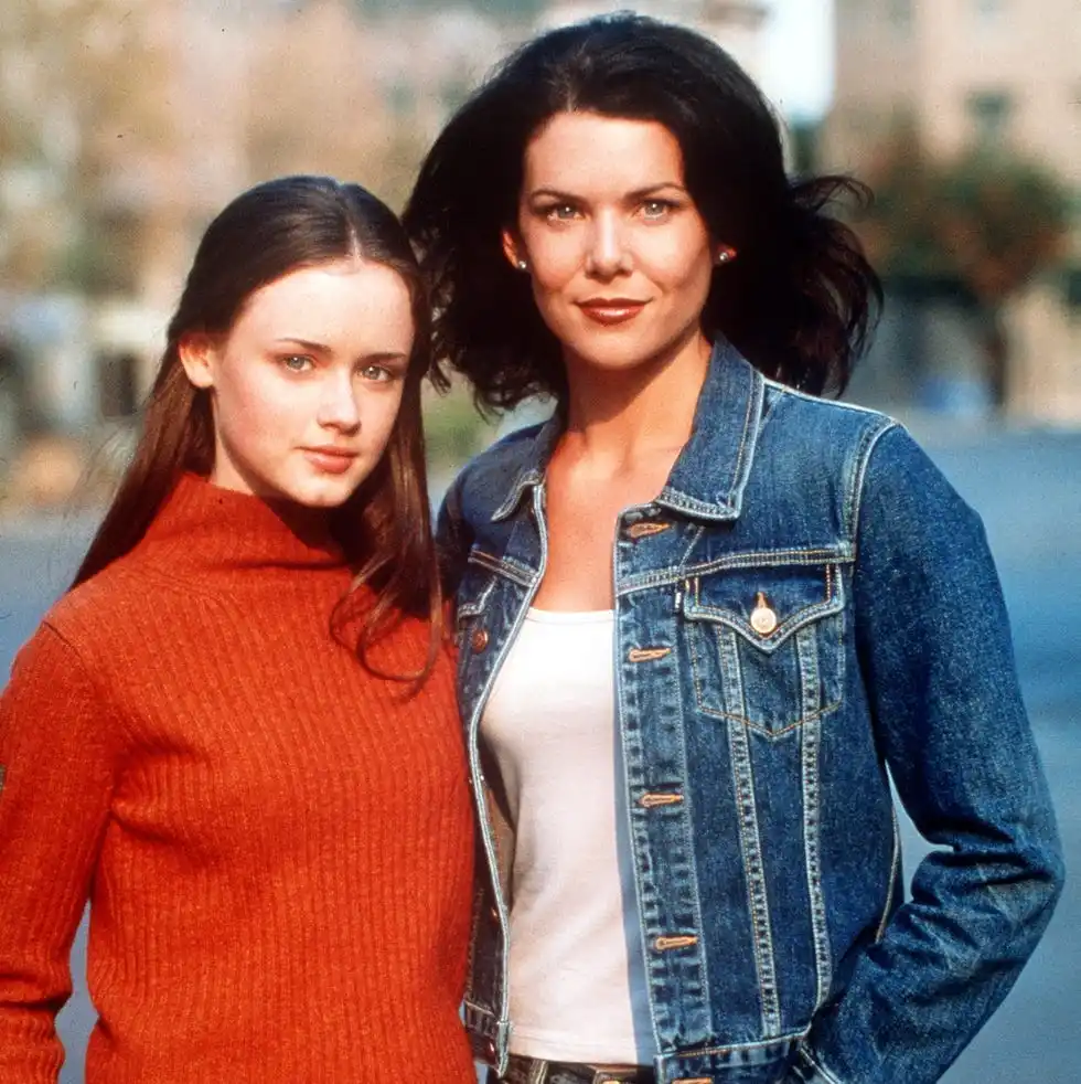 370100 09: alexis bledel and lauren graham star in warner bros. tv series the gilmore girls. (photo by warner bros./delivered by online usa)