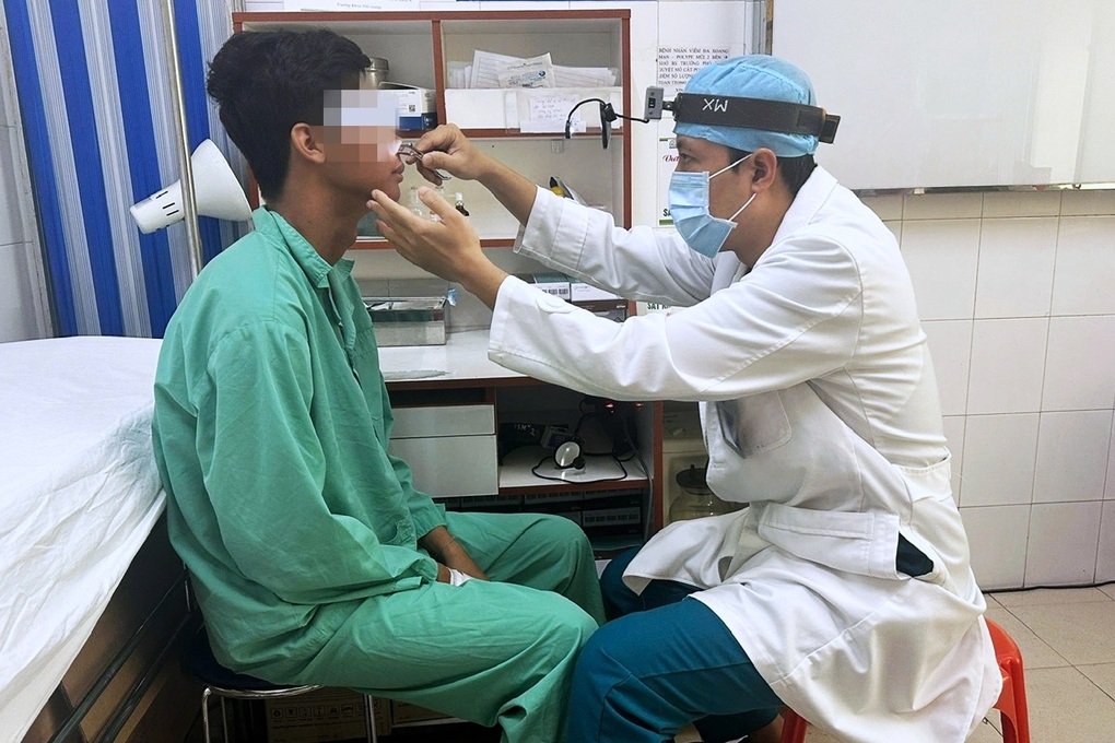 Chàng trai 19 tuổi cầu cứu 3 bệnh viện vì mảnh gỗ dài đâm xuyên hốc mắt