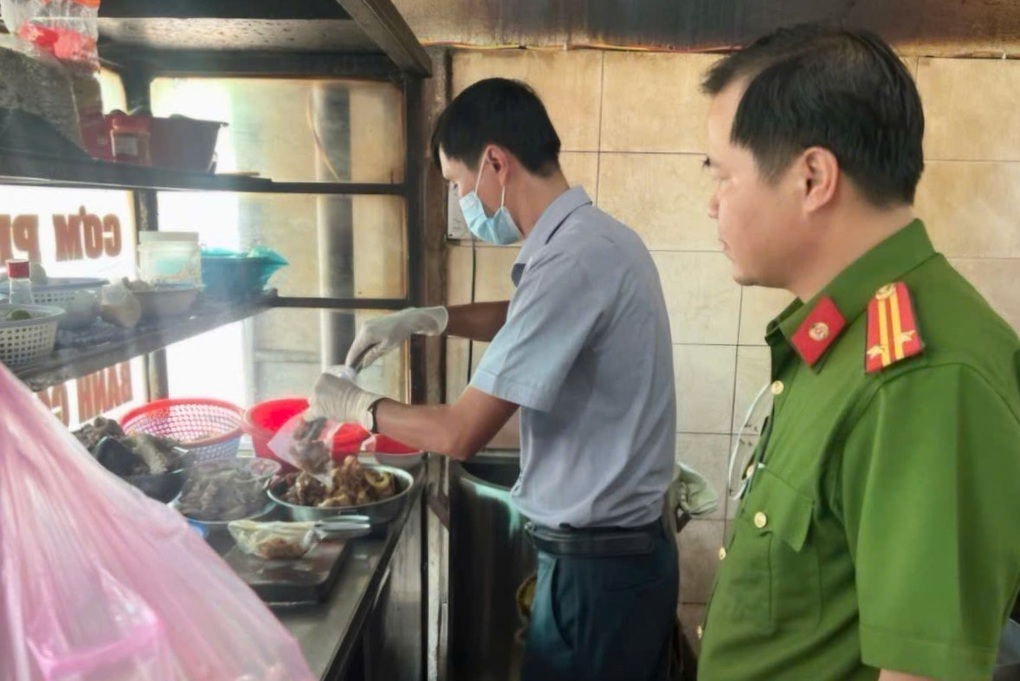 Phát hiện côn trùng, động vật gây hại trong thực phẩm bày bán