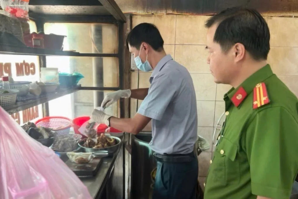 Phát hiện côn trùng, động vật gây hại trong thực phẩm bày bán - 1