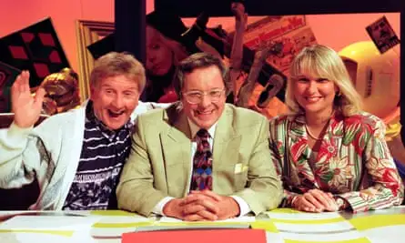 Apanowicz with Richard Whiteley, centre, on Cryer’s Crackers TV show in 1994. They later appeared on Countdown together.