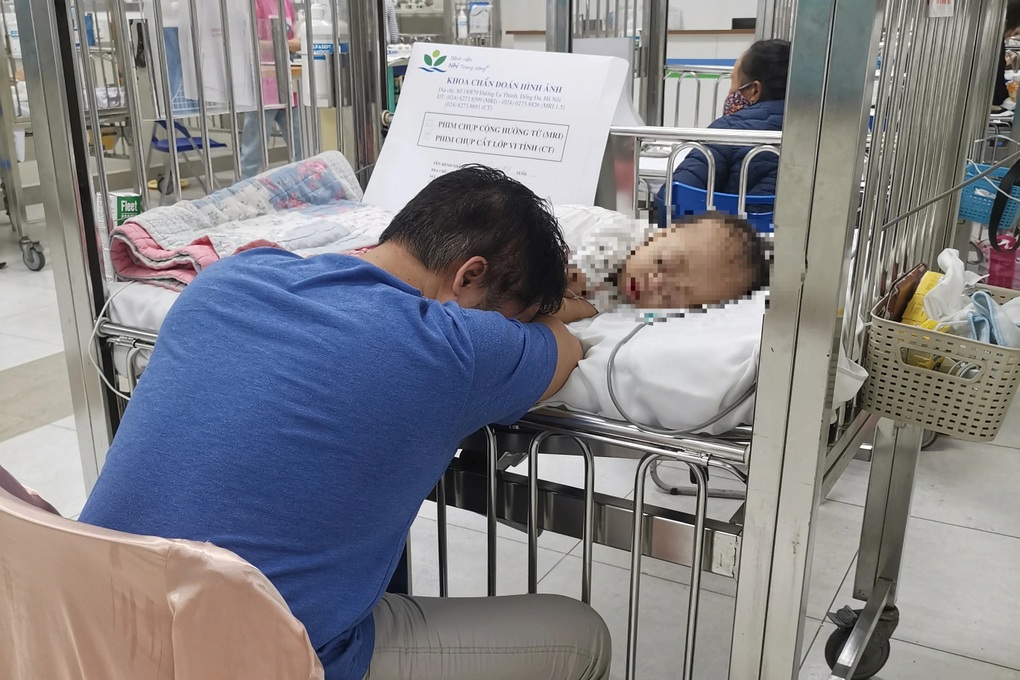 12 ca mổ trong 5 năm đầu đời giữ sự sống cho bé gái mắc hội chứng hiếm