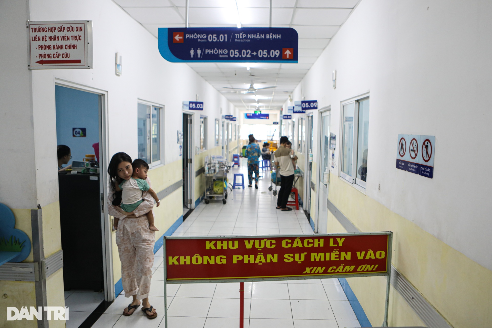 Những em bé đeo ống thở, mệt nhoài trong viện vì không tiêm vaccine sởi