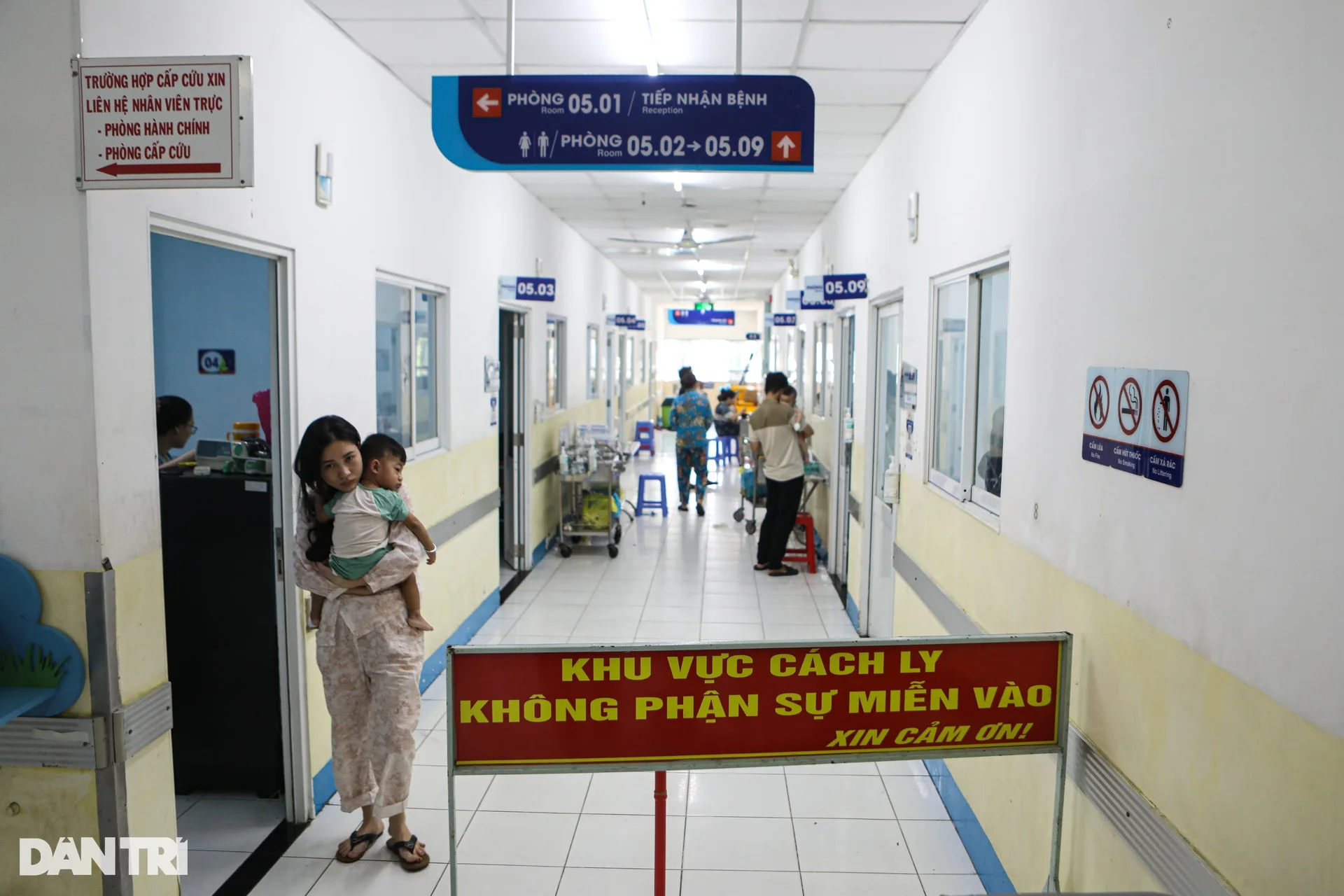 Những em bé đeo ống thở, mệt nhoài trong viện vì không tiêm vaccine sởi - 1