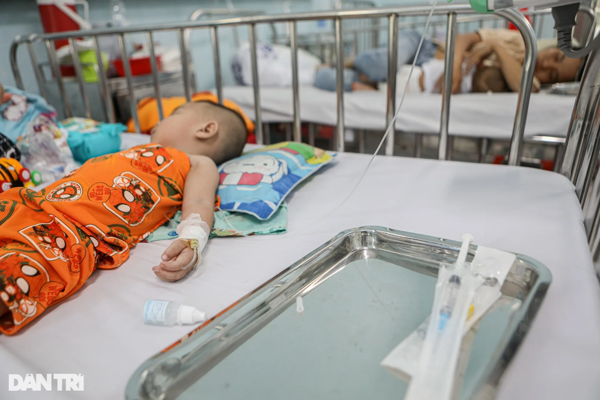 Những em bé đeo ống thở, mệt nhoài trong viện vì không tiêm vaccine sởi - 3 Những em bé đeo ống thở, mệt nhoài trong viện vì không tiêm vaccine sởi - 3