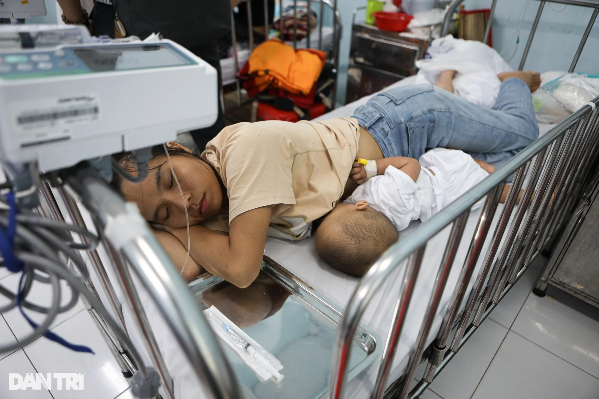 Những em bé đeo ống thở, mệt nhoài trong viện vì không tiêm vaccine sởi - 4 Những em bé đeo ống thở, mệt nhoài trong viện vì không tiêm vaccine sởi - 4