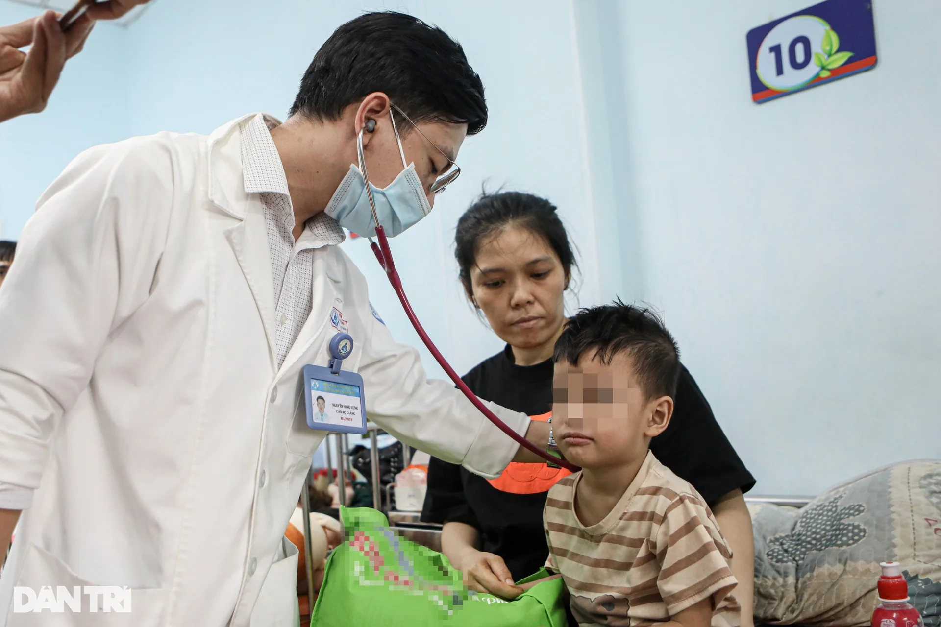 Những em bé đeo ống thở, mệt nhoài trong viện vì không tiêm vaccine sởi - 6 Những em bé đeo ống thở, mệt nhoài trong viện vì không tiêm vaccine sởi - 6