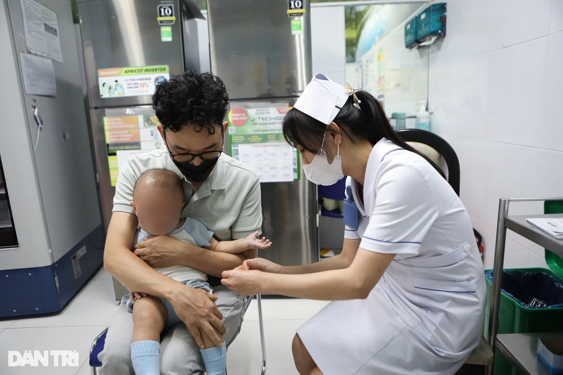 Những em bé đeo ống thở, mệt nhoài trong viện vì không tiêm vaccine sởi - 7 Những em bé đeo ống thở, mệt nhoài trong viện vì không tiêm vaccine sởi - 7