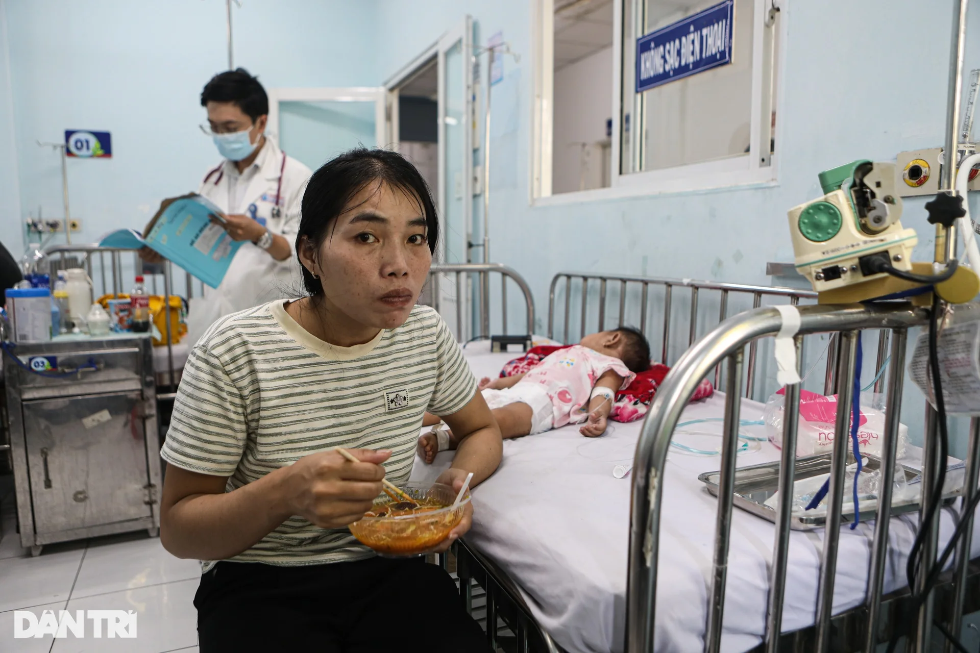 Những em bé đeo ống thở, mệt nhoài trong viện vì không tiêm vaccine sởi - 8 Những em bé đeo ống thở, mệt nhoài trong viện vì không tiêm vaccine sởi - 8