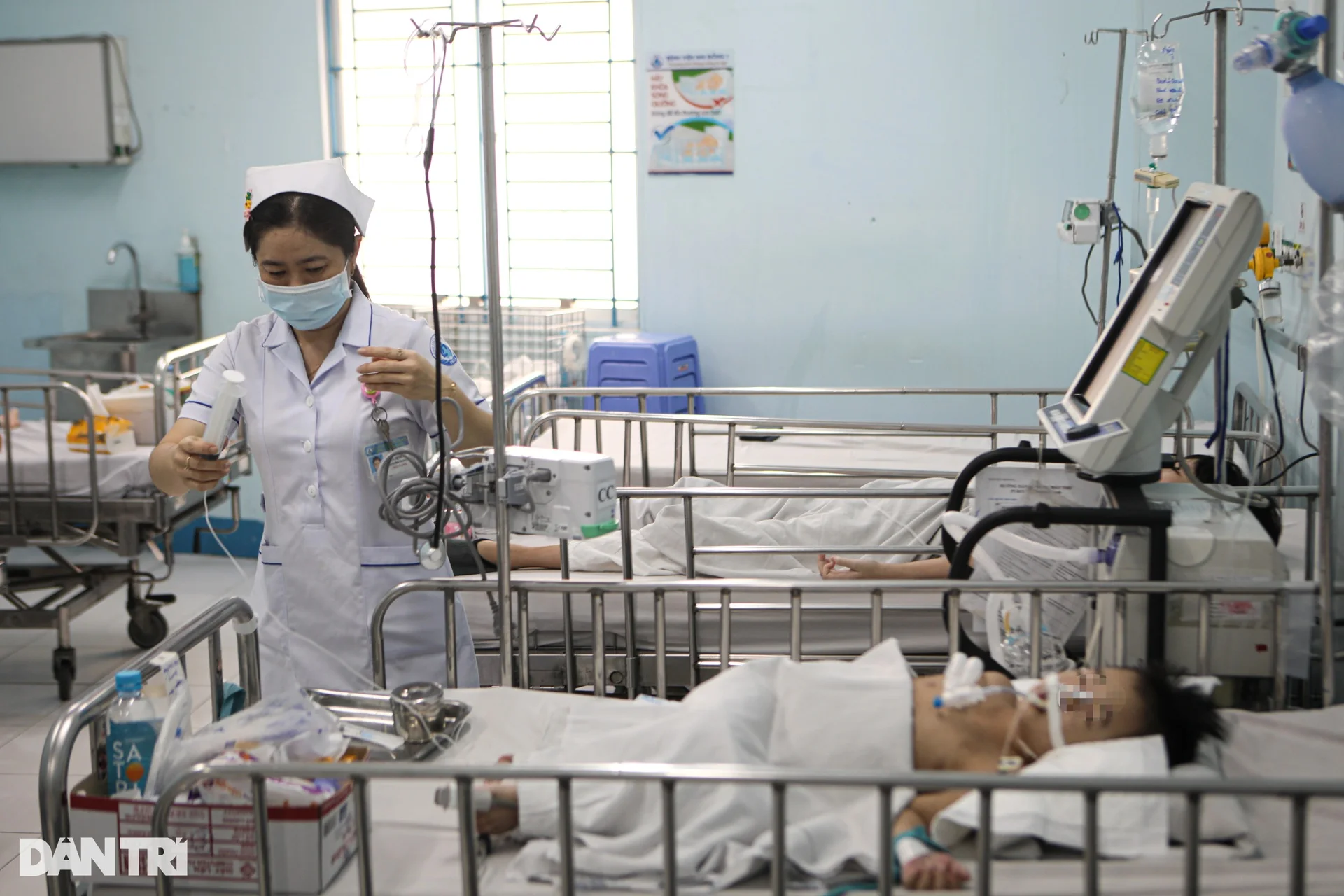 Những em bé đeo ống thở, mệt nhoài trong viện vì không tiêm vaccine sởi - 9 Những em bé đeo ống thở, mệt nhoài trong viện vì không tiêm vaccine sởi - 9