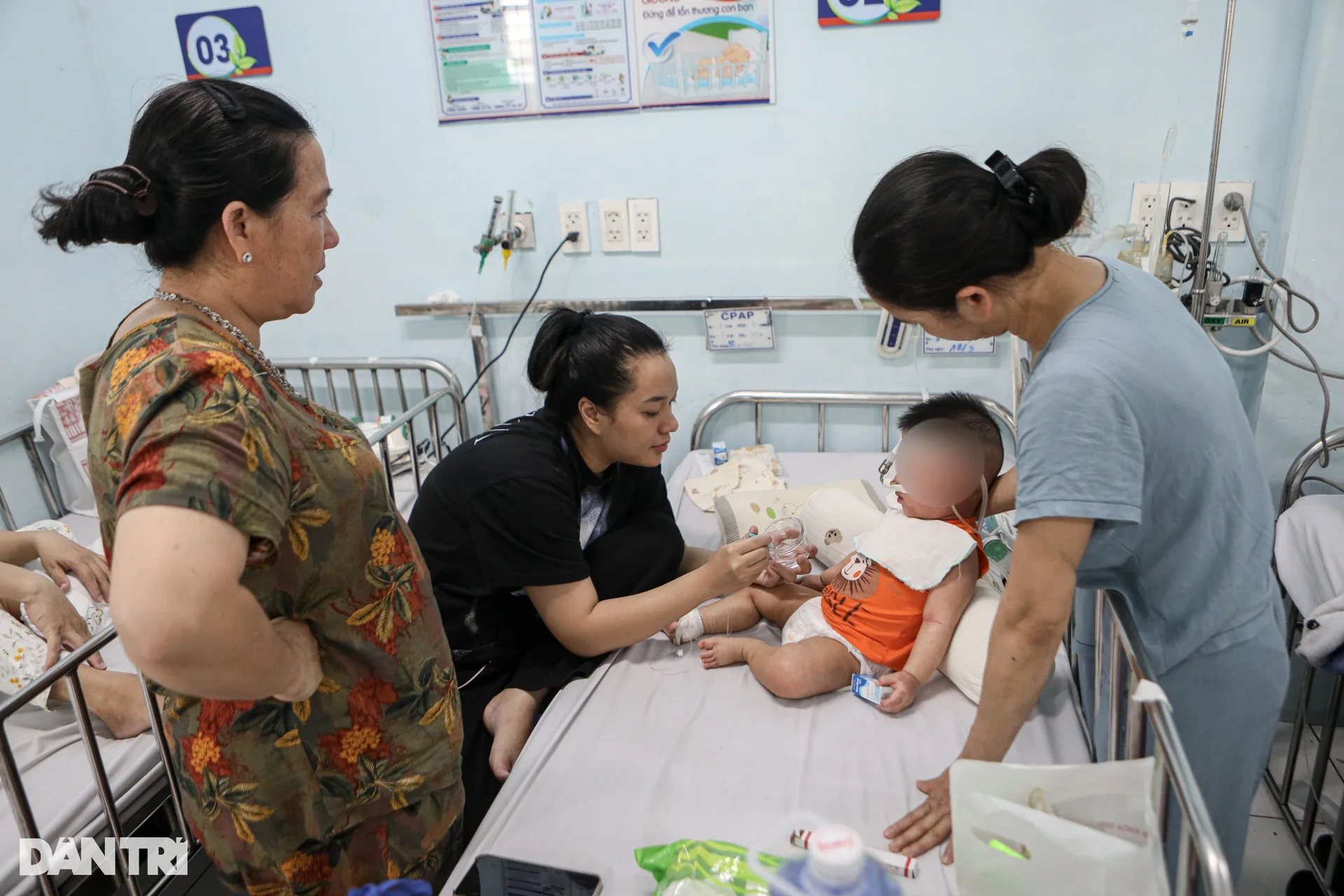 Những em bé đeo ống thở, mệt nhoài trong viện vì không tiêm vaccine sởi - 11 Những em bé đeo ống thở, mệt nhoài trong viện vì không tiêm vaccine sởi - 11