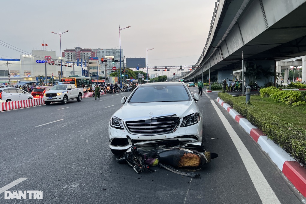 Vụ ô tô Mercedes tông 10 xe máy ở TPHCM: Một nạn nhân đã tử vong