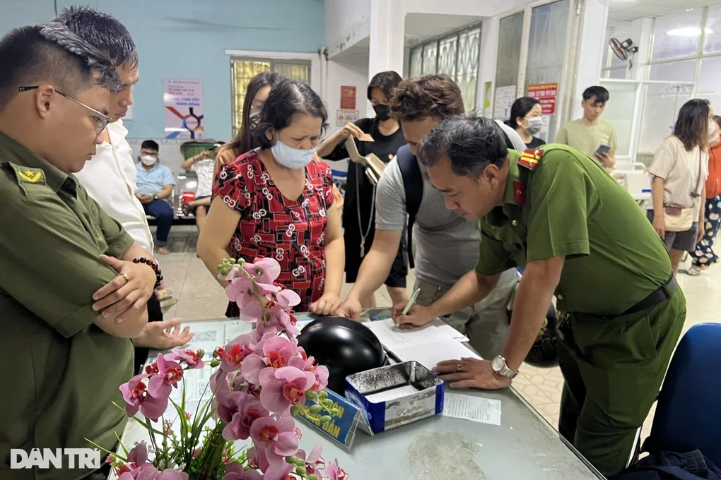 Vụ ô tô Mercedes tông 10 xe máy ở TPHCM: Một nạn nhân đã tử vong - 2 Vụ ô tô Mercedes tông 10 xe máy ở TPHCM: Một nạn nhân đã tử vong - 2