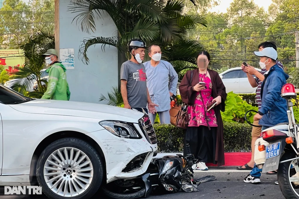 Ô tô Mercedes tông 10 xe máy ở TPHCM: Nạn nhân phải truyền 37 đơn vị máu - 2 Ô tô Mercedes tông 10 xe máy ở TPHCM: Nạn nhân phải truyền 37 đơn vị máu - 2