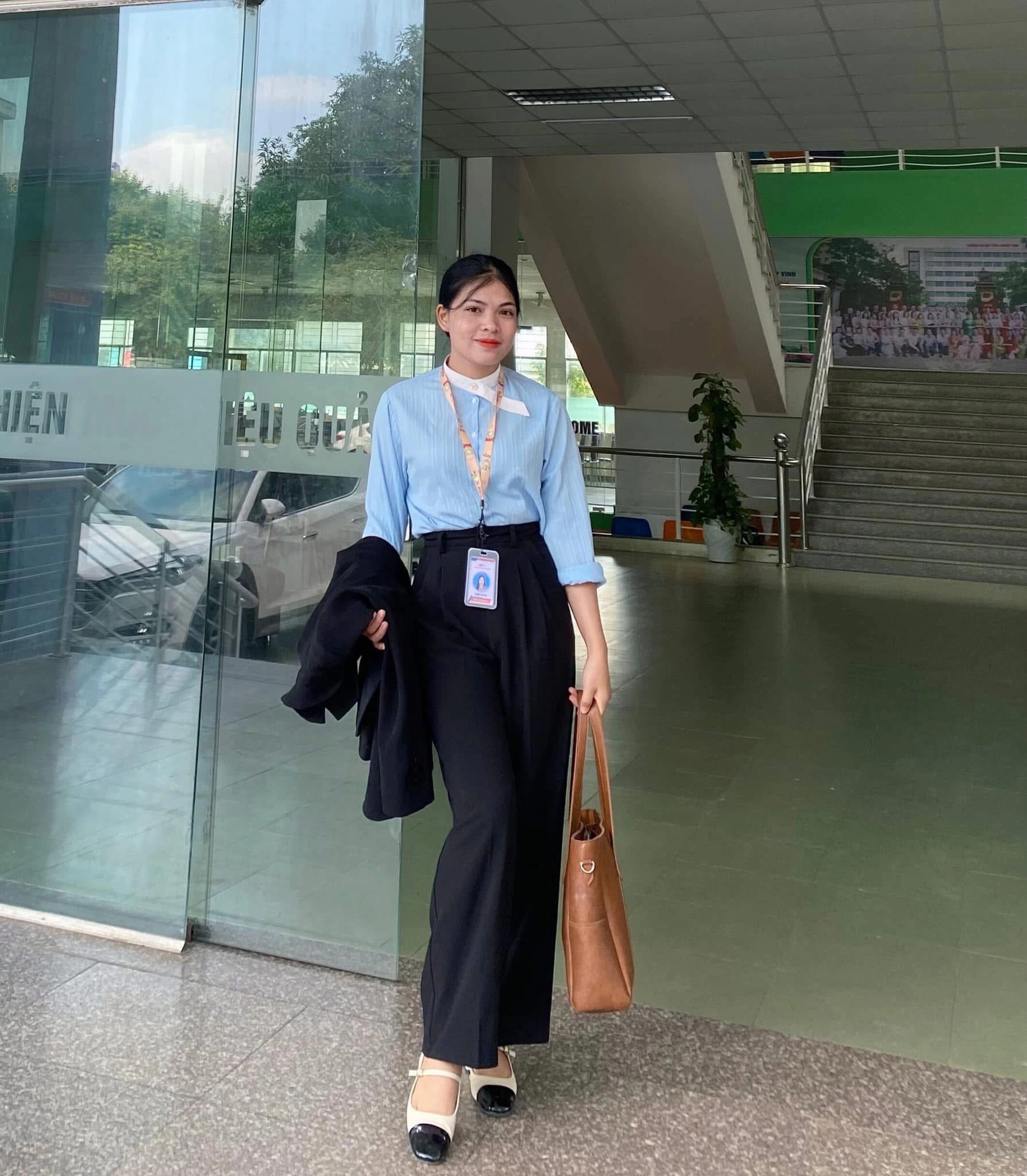 Cô giáo 9X mê chạy quyết kéo học trò “sụp hố” để buông điện thoại, xỏ giày