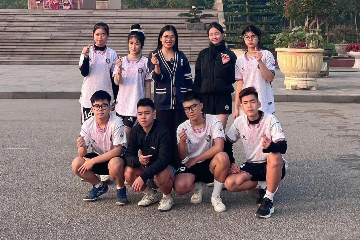Cô giáo 9X mê chạy quyết kéo học trò sụp hố để buông điện thoại, xỏ giày - 4 Cô giáo 9X mê chạy quyết kéo học trò sụp hố để buông điện thoại, xỏ giày - 4