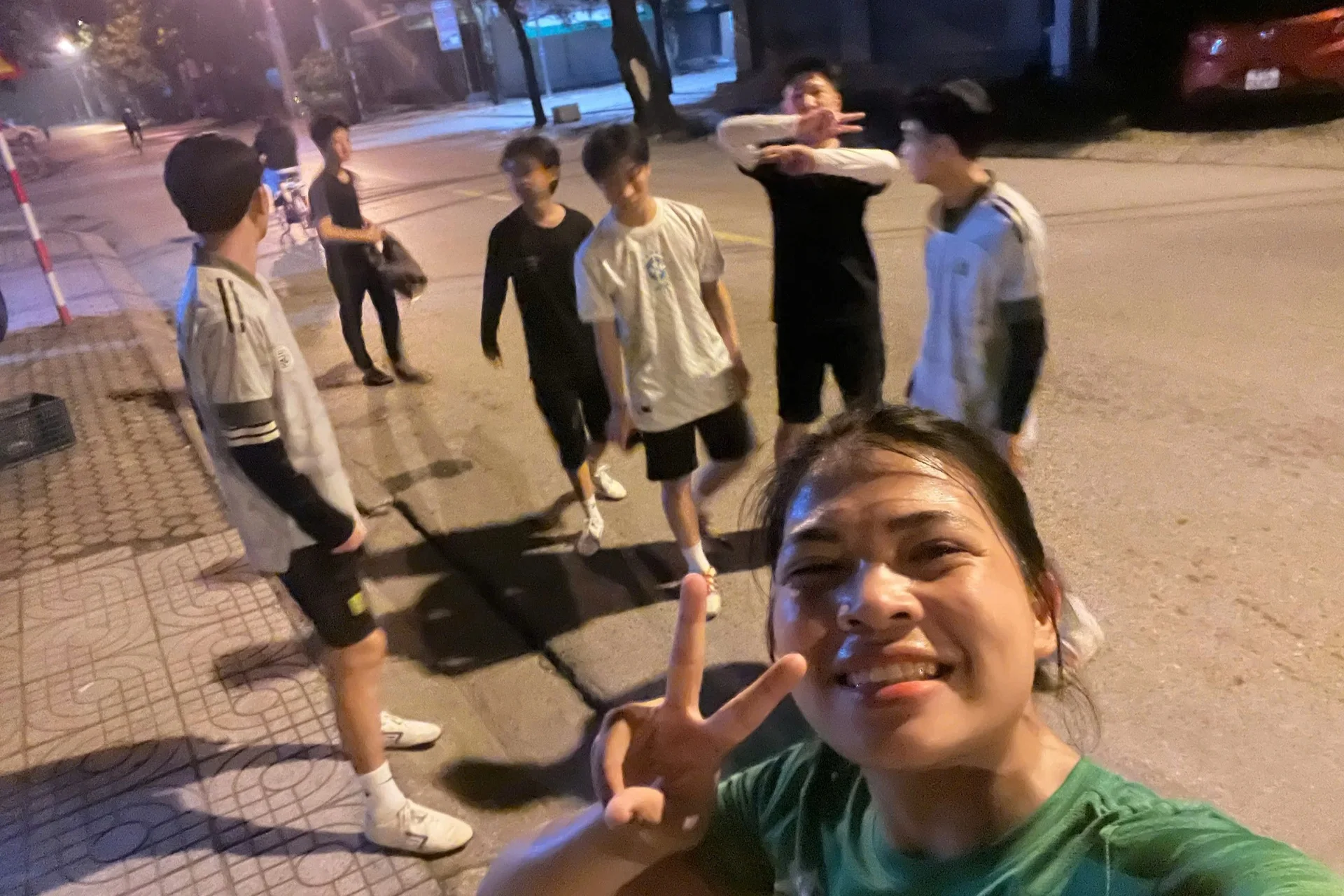 Cô giáo 9X mê chạy quyết kéo học trò sụp hố để buông điện thoại, xỏ giày - 5 Cô giáo 9X mê chạy quyết kéo học trò sụp hố để buông điện thoại, xỏ giày - 5