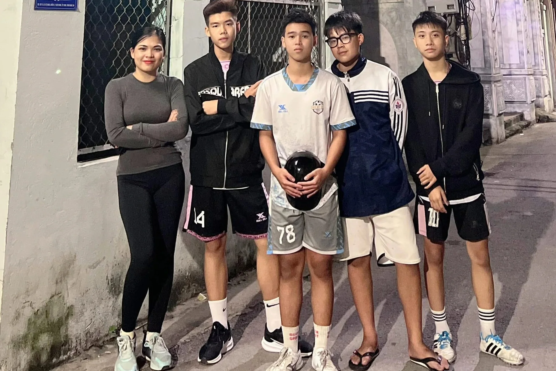Cô giáo 9X mê chạy quyết kéo học trò sụp hố để buông điện thoại, xỏ giày - 6 Cô giáo 9X mê chạy quyết kéo học trò sụp hố để buông điện thoại, xỏ giày - 6