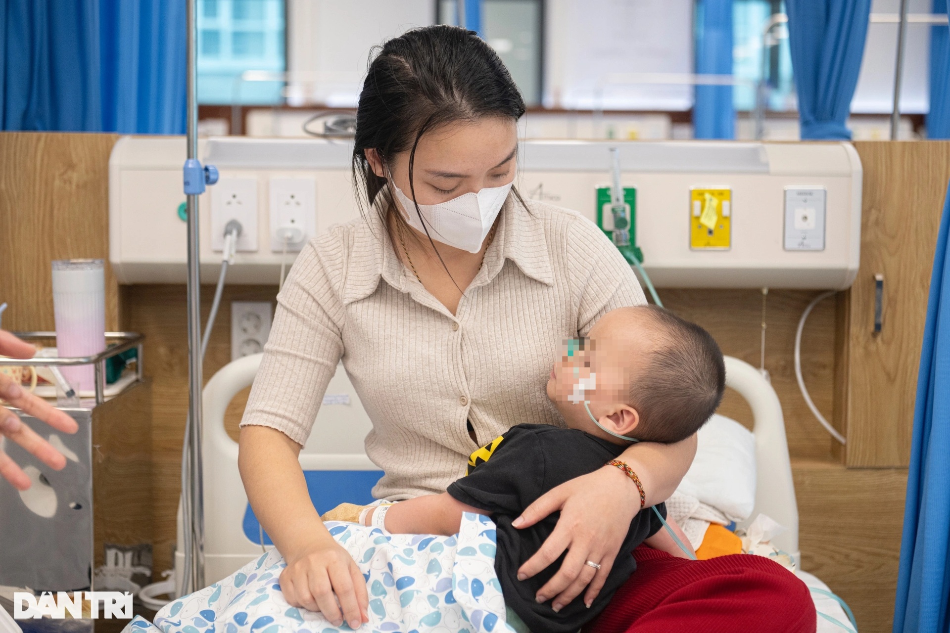 Hà Nội: Bên trong khu điều trị trẻ suy hô hấp, biến chứng nặng vì sởi