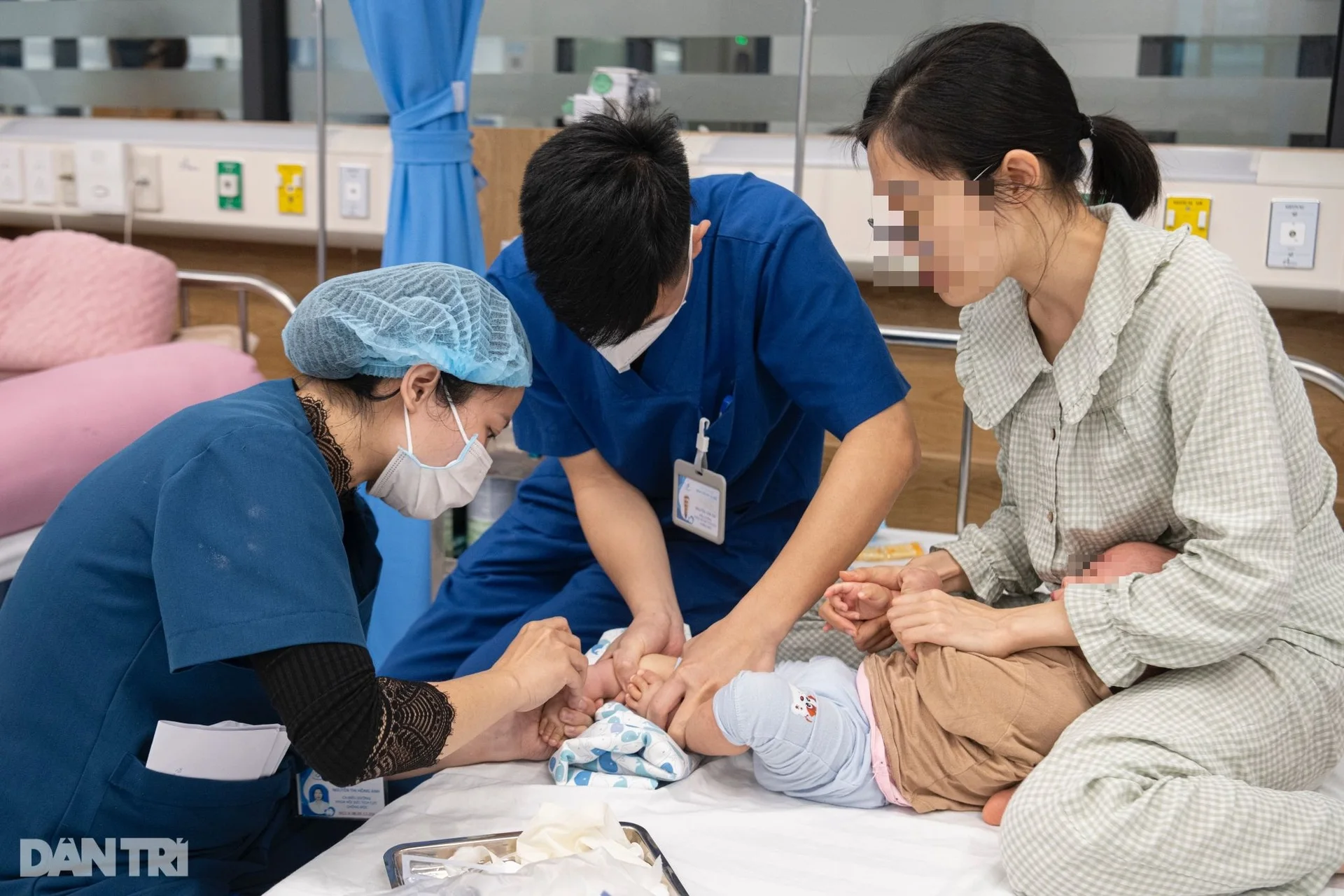 Hà Nội: Bên trong khu điều trị trẻ suy hô hấp, biến chứng nặng vì sởi - 11 Hà Nội: Bên trong khu điều trị trẻ suy hô hấp, biến chứng nặng vì sởi - 11