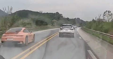 Đoàn xe thể thao Porsche nối đuôi vượt ẩu trên cao tốc Nội Bài – Lào Cai