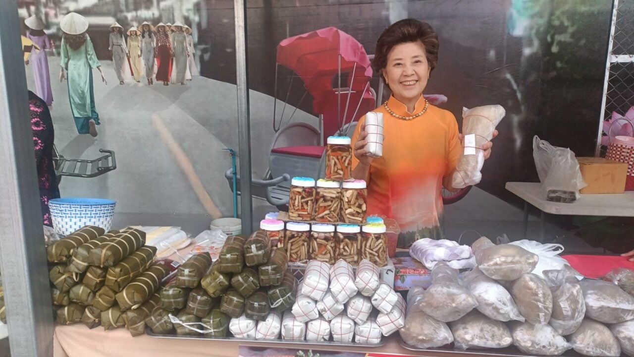นครพนมจัดชิม ช็อป ชม เปิดตลาดอาหารไทย-เวียดนาม (Vetnam Town)