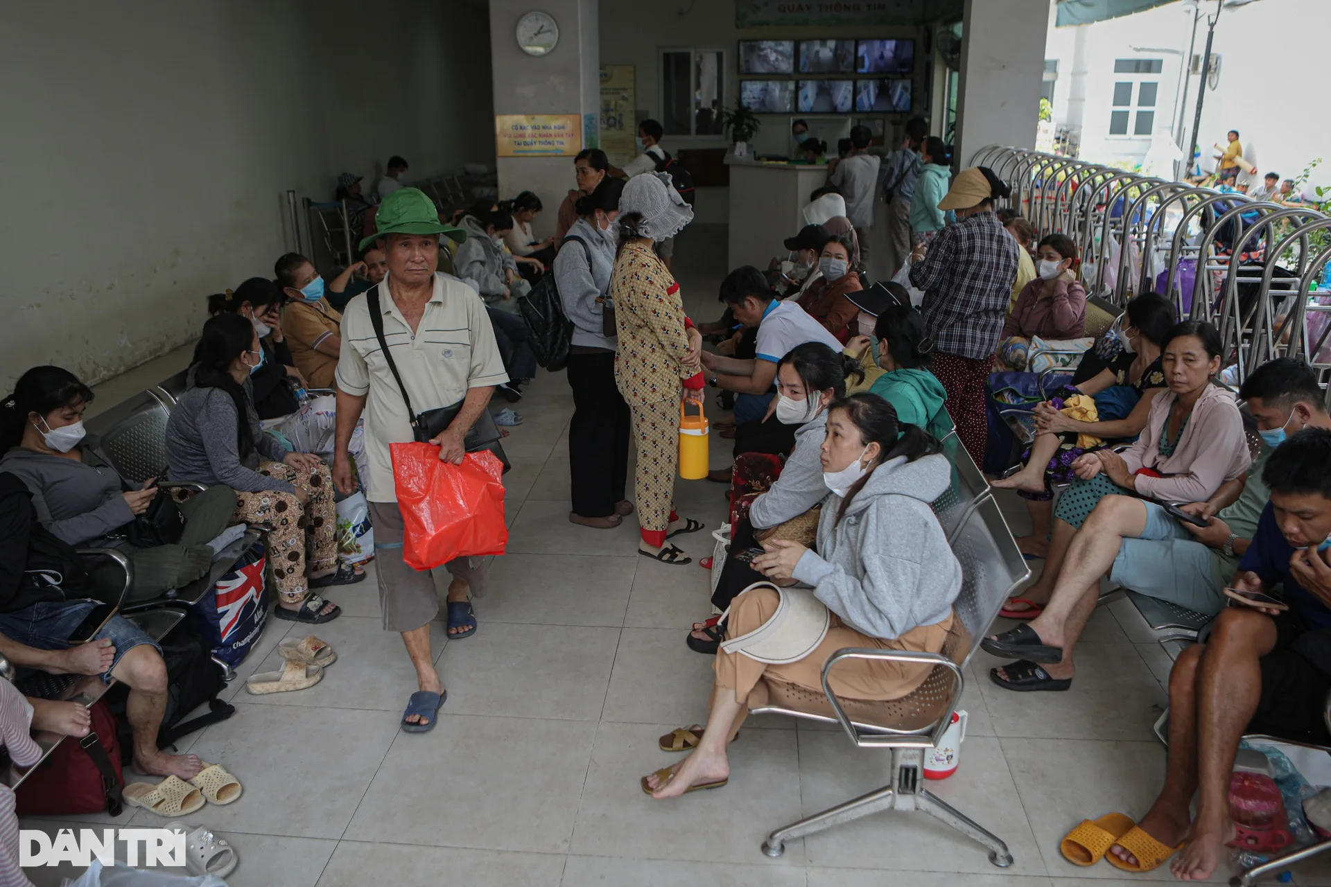 Cuộc sống ở mái nhà chung của những người đứng giữa lằn ranh sinh tử - 1